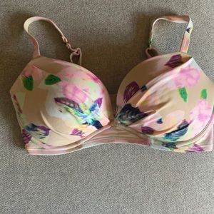 Victoria’s Secret bathing suit top. Size 38D.